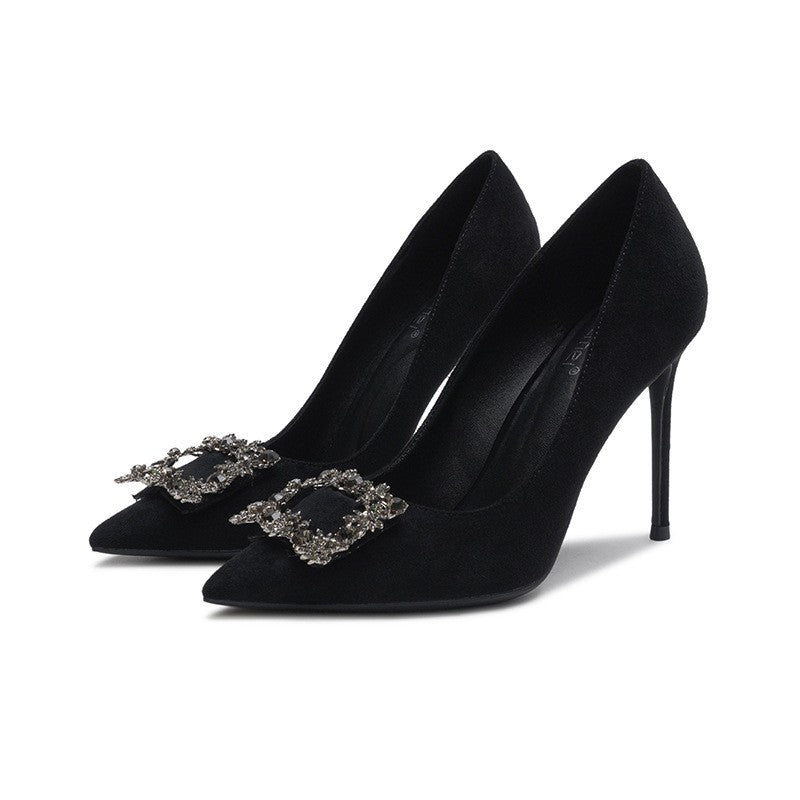 Damen Abendliche spitz zulaufende Samt‑Pumps mit kristallbesetzter Dekorspange und schlankem Stiletto – Lioré