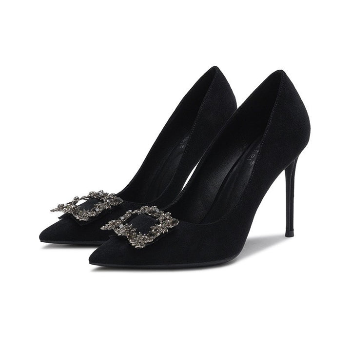 Damen Abendliche spitz zulaufende Samt‑Pumps mit kristallbesetzter Dekorspange und schlankem Stiletto – Lioré