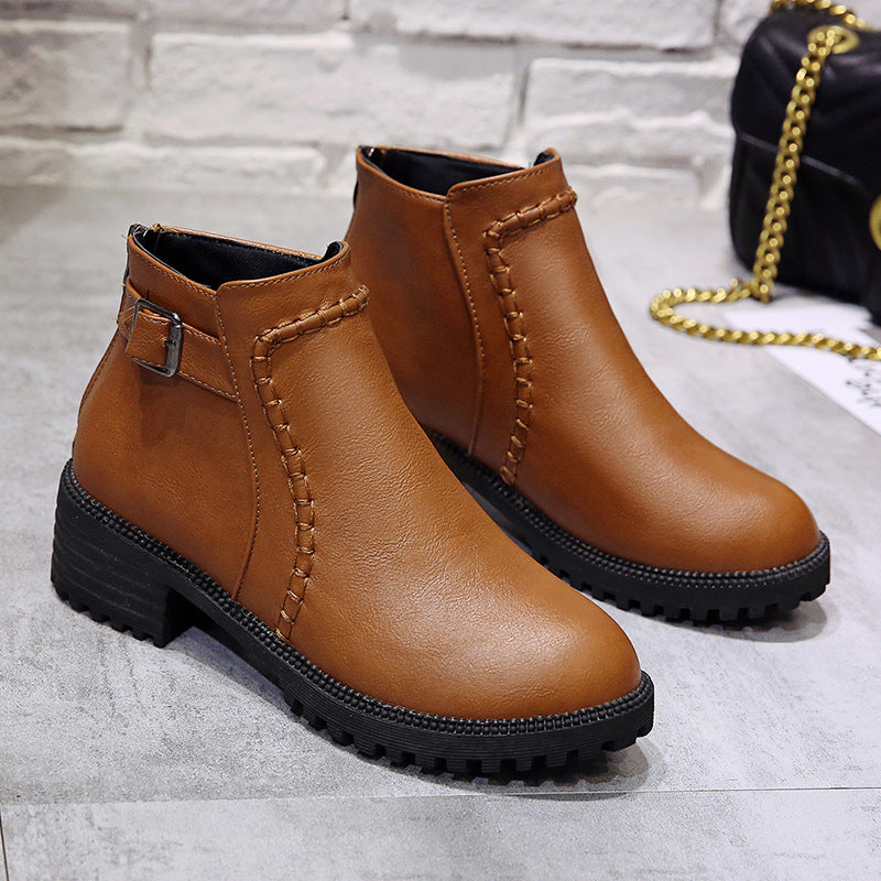 Damen Kurzschaft-Ankleboots mit Ziernaht, robuster Lug‑Sohle und verstellbarem Schnallenriemen – Varelle