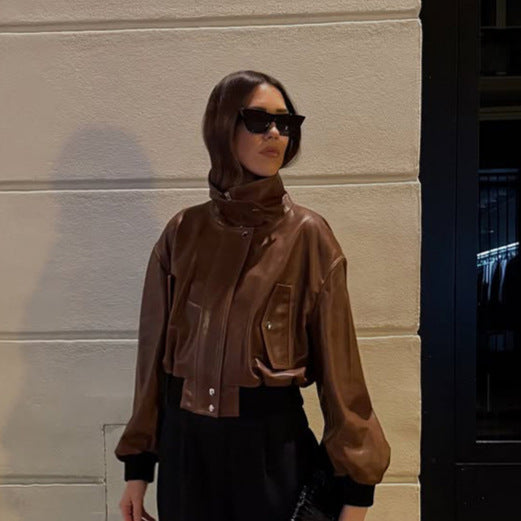Damen Kurz geschnittener Lederblouson mit hohem Stehkragen und Ballonärmeln Echoarchiv