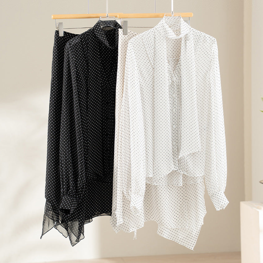 Damen Chiffon-Bluse mit Schleifenkragen, Pünktchenmuster und Biesen-Detail Echoarchiv