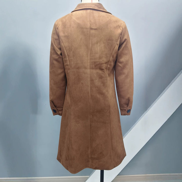 Damen langer Veloursimitat-Mantel mit klassischem Revers, markanter Knopfleiste und schrägen Eingrifftaschen – Montévia