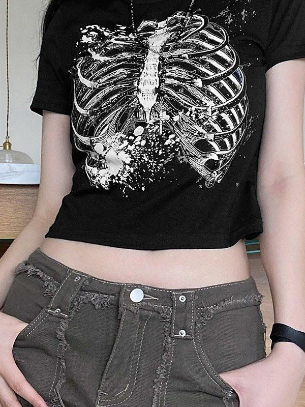 Damen Crop-T-Shirt mit verspieltem Lippenmotiv und modernem Schriftzug Echo Archiv