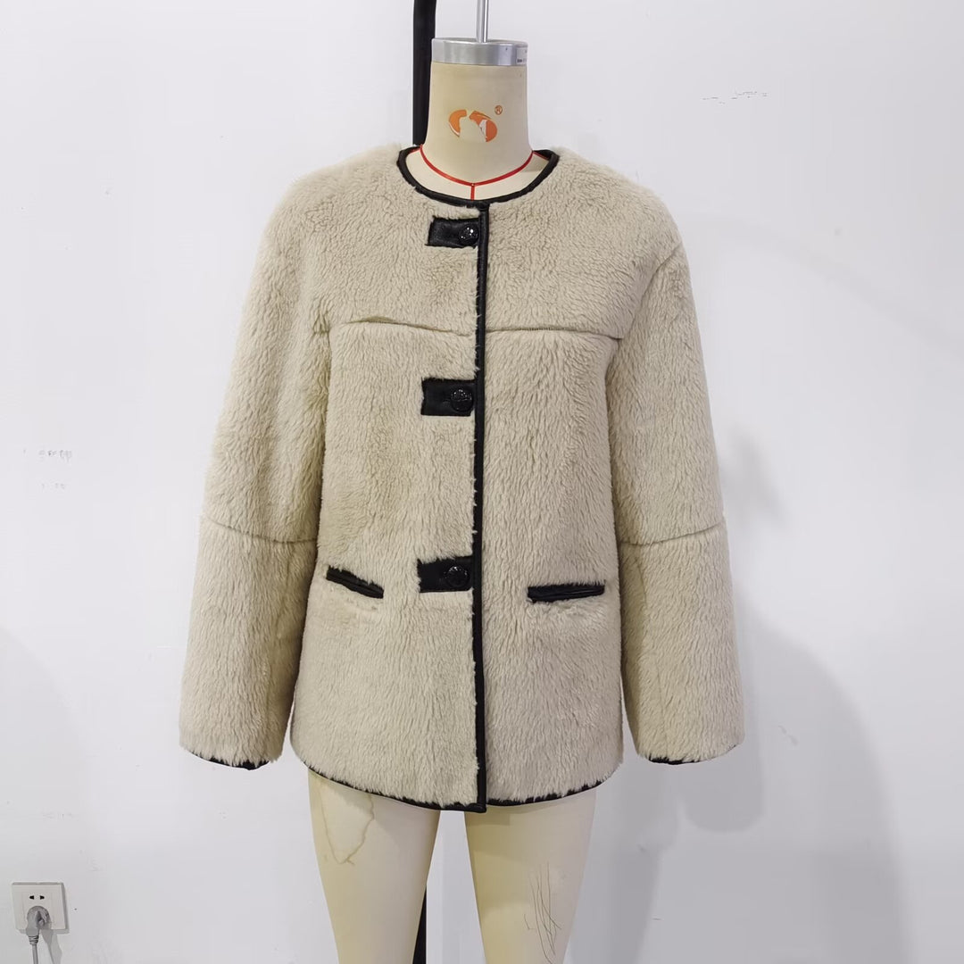 Damen kurzer kastiger Teddy-Mantel mit Rundhalsausschnitt, kontrastierenden Paspeln und aufgesetzten Pattentaschen – Célinea