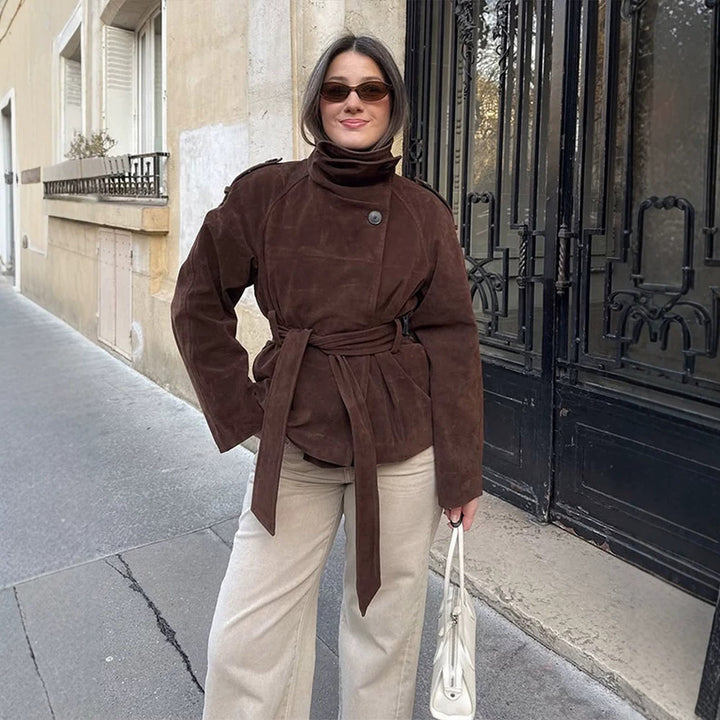 Damen Kurzjacke aus Veloursleder mit hohem Stehkragen und Bindegürtel Echoarchiv