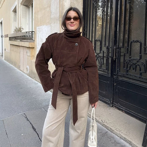 Damen Kurzjacke aus Veloursleder mit hohem Stehkragen und Bindegürtel Echoarchiv