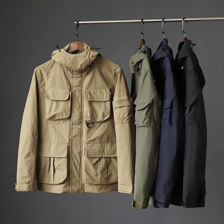 Herren urbane Feldjacke mit Mehrfach‑Taschen, windabweisender Oberfläche und verdeckter Kapuze Echo Archiv