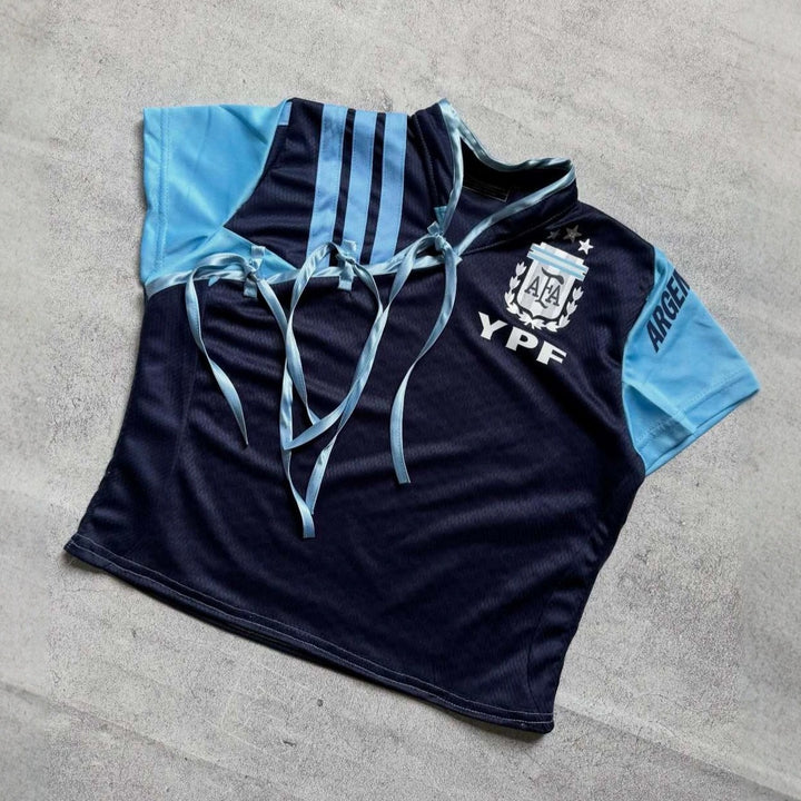 Damen Sport-Trikot mit figurbetontem Schnitt und innovativen Krawatten Echo Archiv