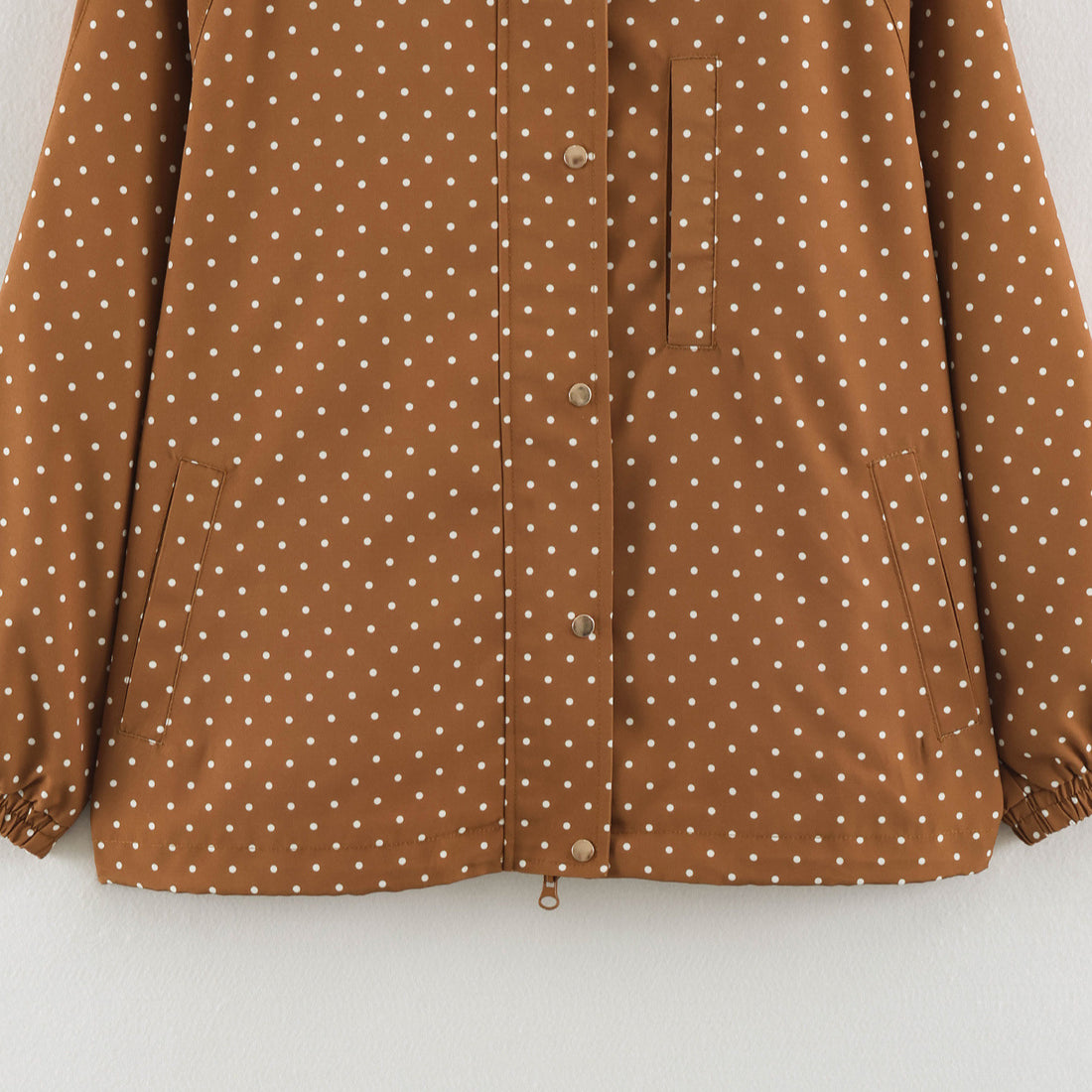 Damen Leichte wasserabweisende Kapuzenjacke mit Tupfenmuster und Druckknopfleiste Echoarchiv
