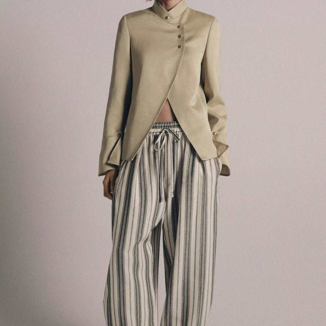 Damen Elegantes Cape-Kurzmantel mit Stehkragen, asymmetrischem Überschlag und Ärmelklappen Echoarchiv
