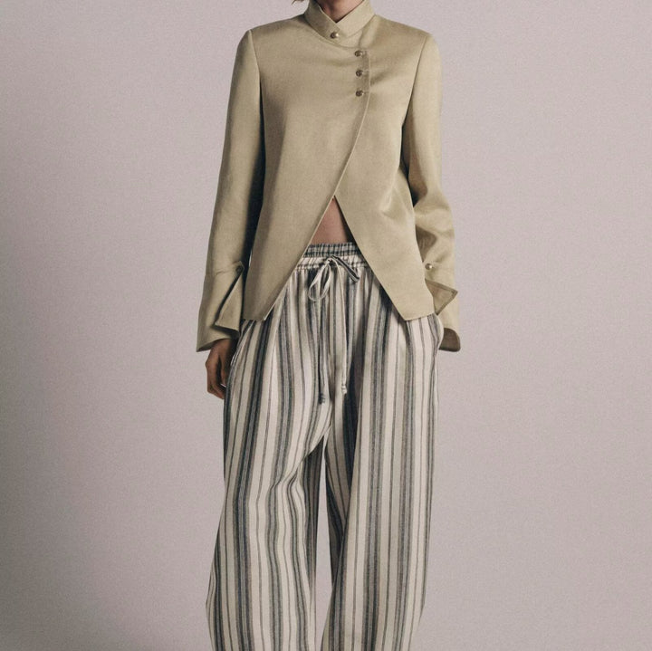 Damen Elegantes Cape-Kurzmantel mit Stehkragen, asymmetrischem Überschlag und Ärmelklappen Echoarchiv