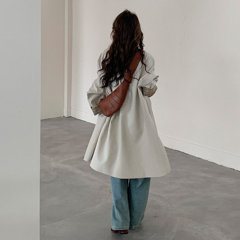 Damen leichter Trenchcoat mit kontrastierten Karomanschetten Echoarchiv