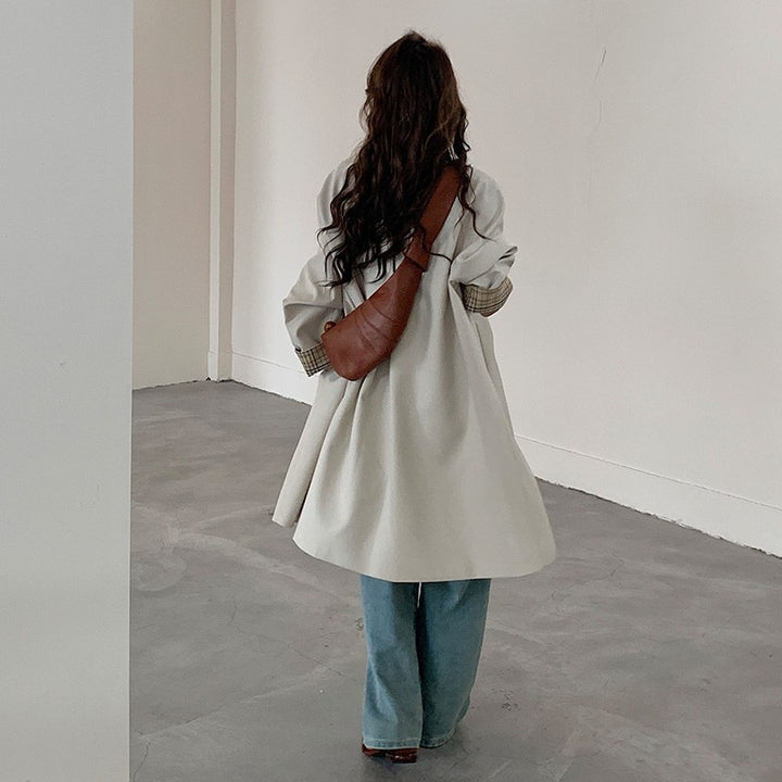 Damen leichter Trenchcoat mit kontrastierten Karomanschetten Echoarchiv