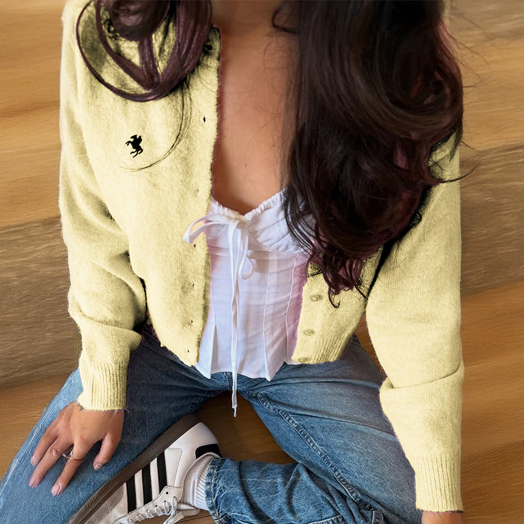 Damen kurze Feinstrick‑Strickjacke mit Perlmuttknöpfen, Rundhalsausschnitt und zierlichem Pferde‑Stick – Veloura