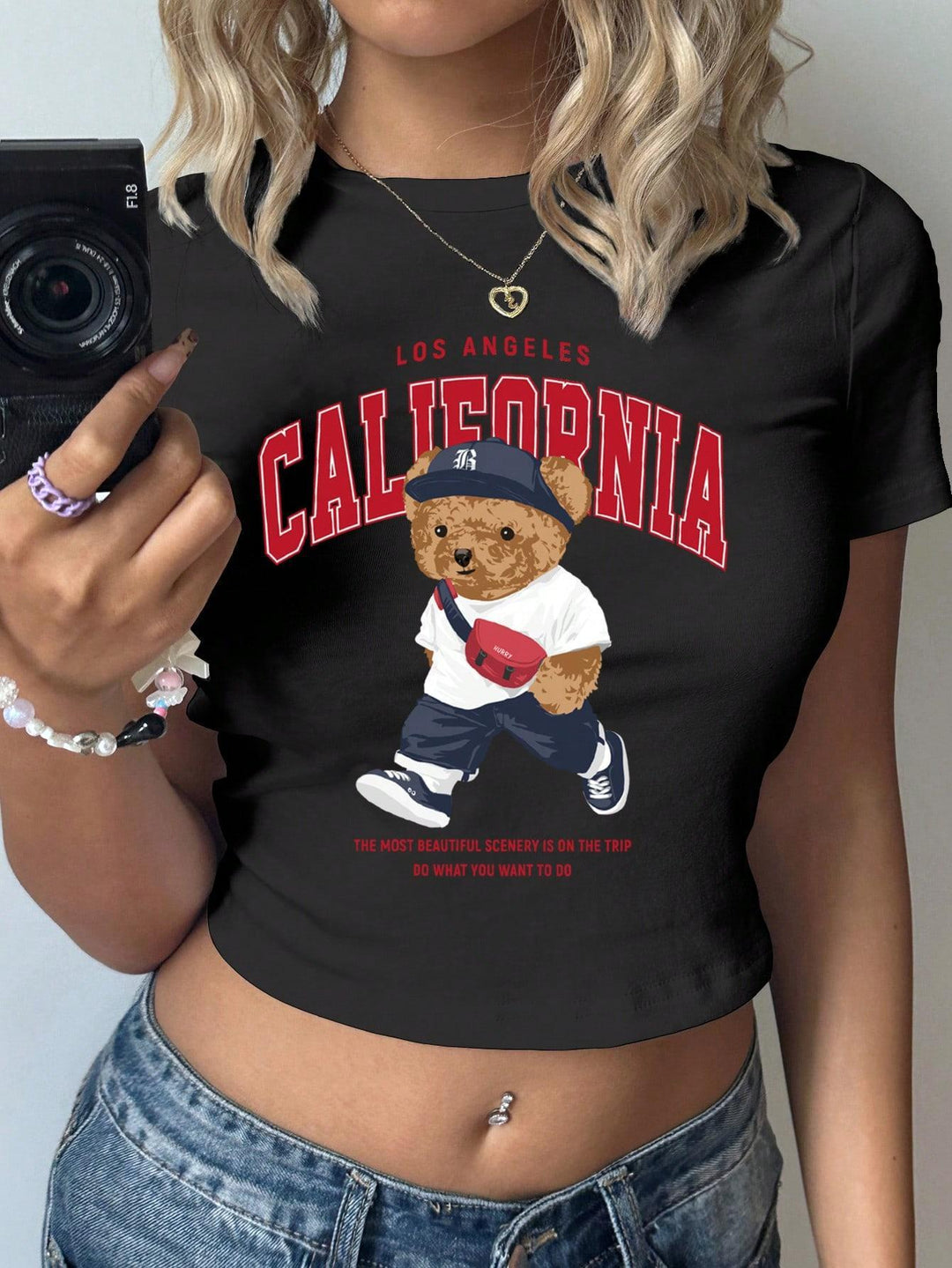Damen Crop-T-Shirt mit verspieltem Bärenmotiv und modischem Schriftzug Echo Archiv