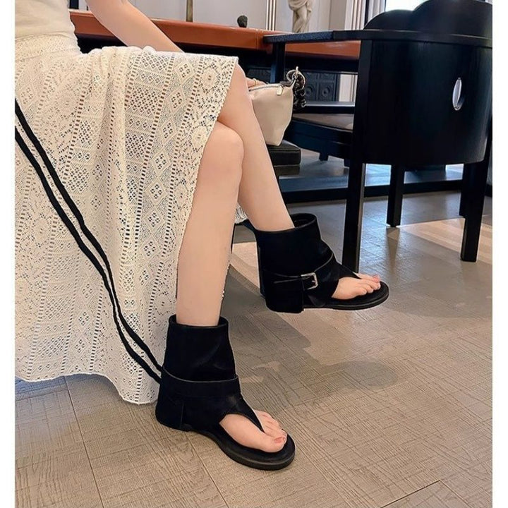 Damen Ankle-Cuff Zehensteg-Sandale mit weitem Schaft und verstellbarem Schnallenriemen – Sorelia