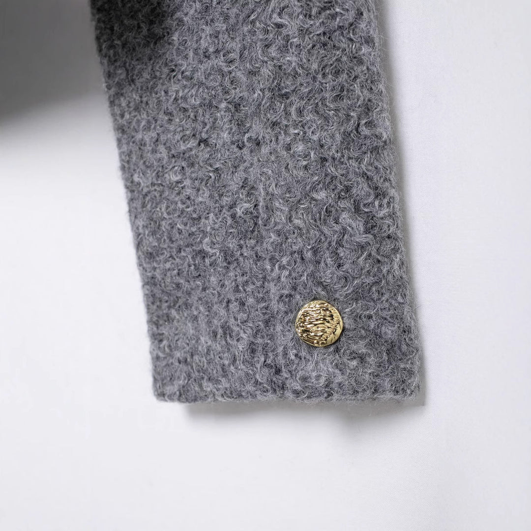 Damen Kurz geschnittene Bouclé‑Jacke mit Rundhalsausschnitt, aufgesetzten Pattentaschen und goldfarbenen Zierknöpfen Echoarchiv