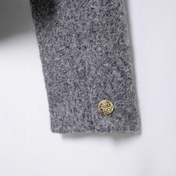Damen Kurz geschnittene Bouclé‑Jacke mit Rundhalsausschnitt, aufgesetzten Pattentaschen und goldfarbenen Zierknöpfen Echoarchiv
