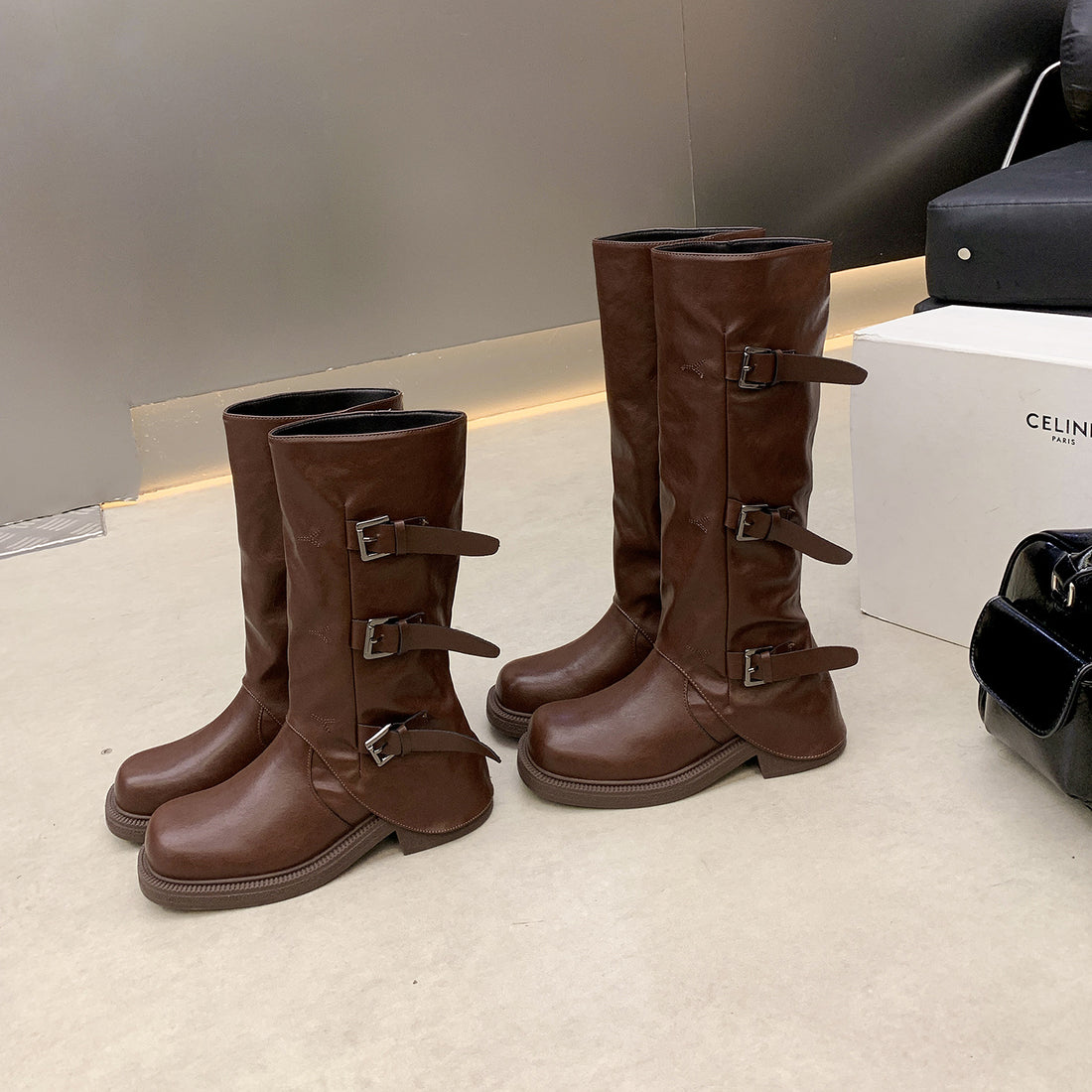 Damen Wadenhohe Stiefel mit dreifacher Gürtelschnalle und profilierter Plateausohle Echo Archiv