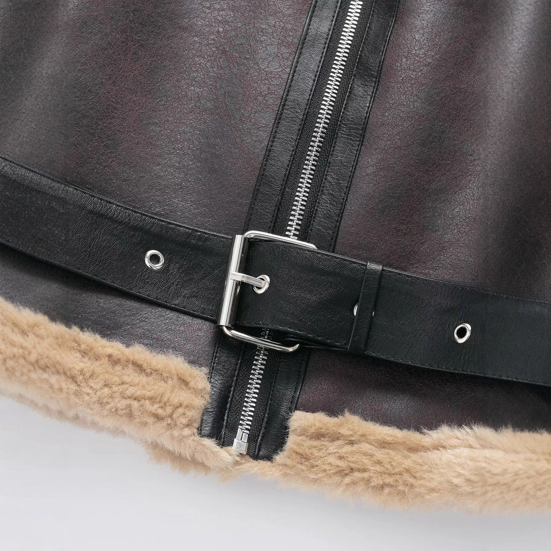 Damen cropped Aviatorjacke mit Bundgürtel, sichtbarer Metallreißverschluss und Teddyfutter – Célinea