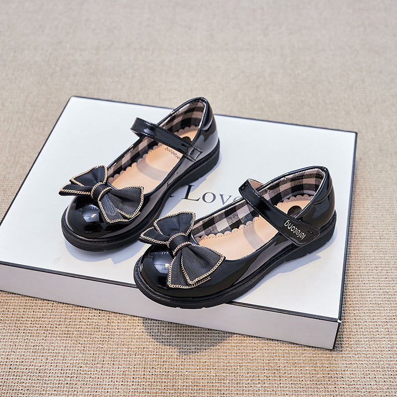 Mädchen Ballerina Schuhe mit verstellbarem Riemen und dekorativem Schleifenakzent Echo Archiv
