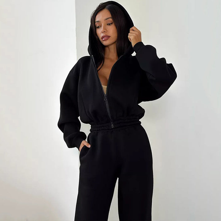 Damen Taillierter Zip-Overall im Loungewear-Stil mit Kapuze, Balloonärmeln und hoher Bundkante – Solévia