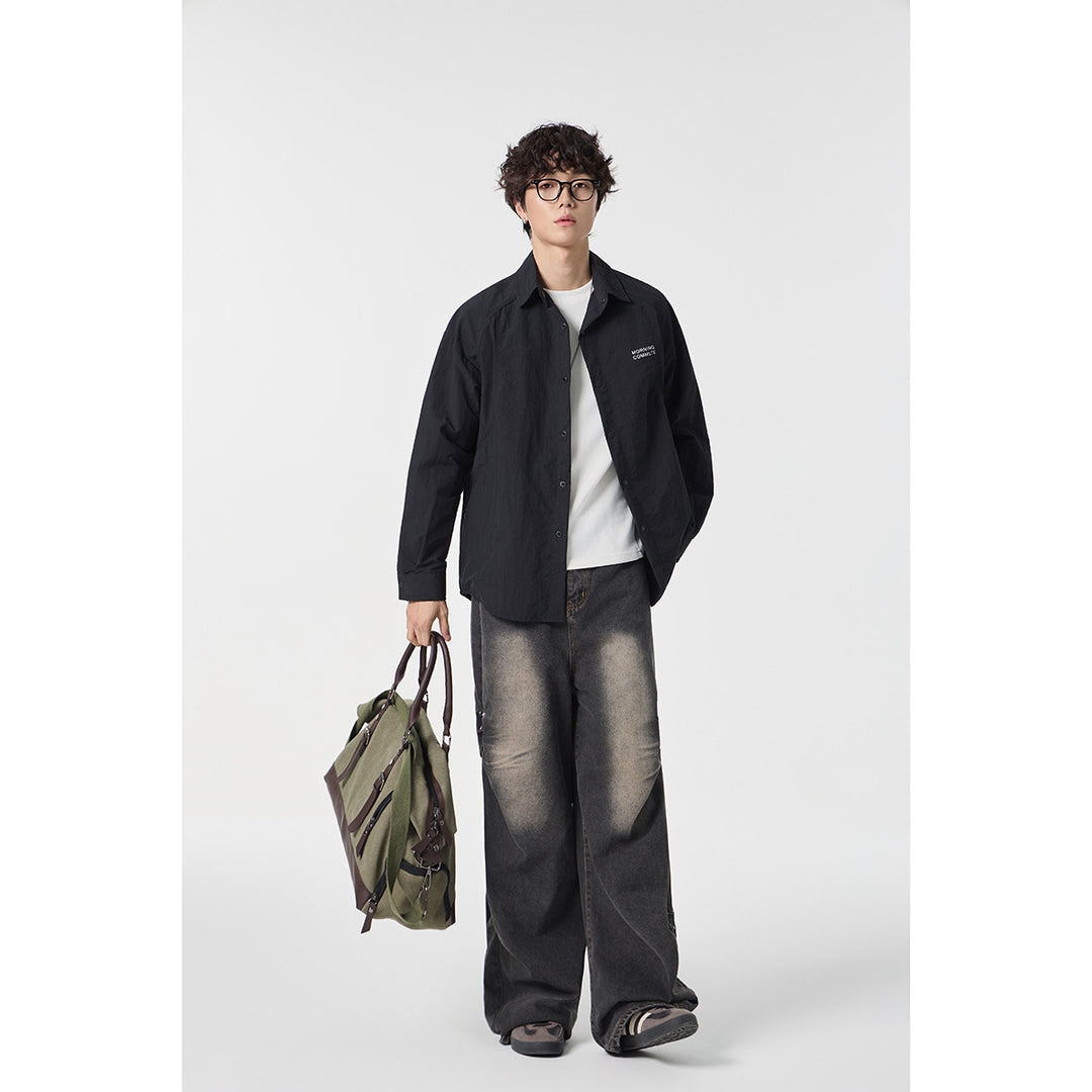 Unisex Lockeres Coach-Shirtjacke mit Kentkragen, Druckknopfleiste und minimalem Brustprint Echoarchiv
