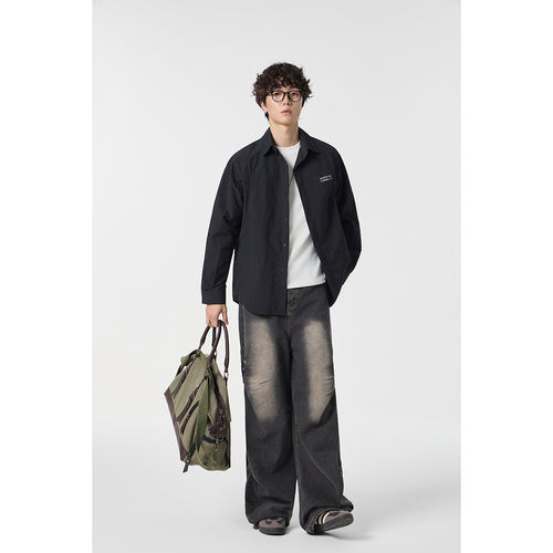 Unisex Lockeres Coach-Shirtjacke mit Kentkragen, Druckknopfleiste und minimalem Brustprint Echoarchiv
