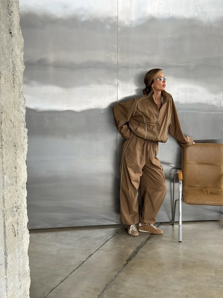 Damen leichter Windbreaker-Zweiteiler mit Stehkragen, durchgehender Reißverschluss, kontrastierender Kedernaht und weiter Palazzo-Hose – Élanora