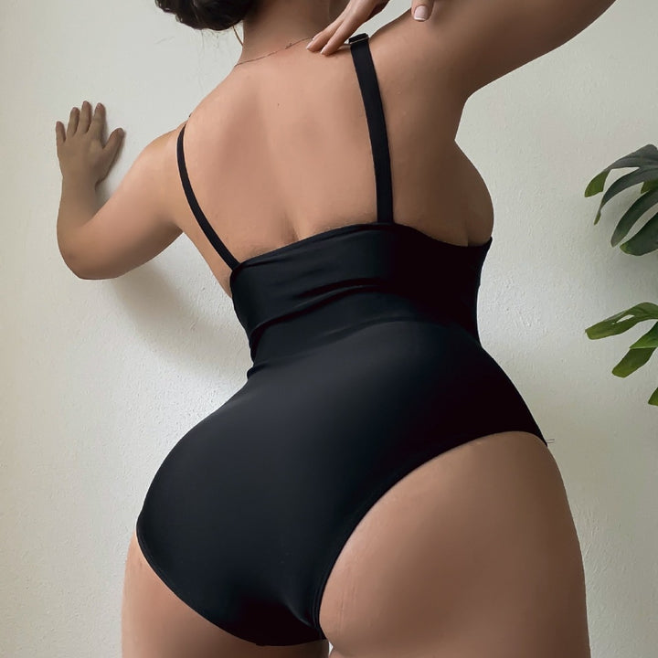 Damen Einteiliger Badeanzug mit transparenten Einsätzen und asymmetrischem Design Echo Archiv