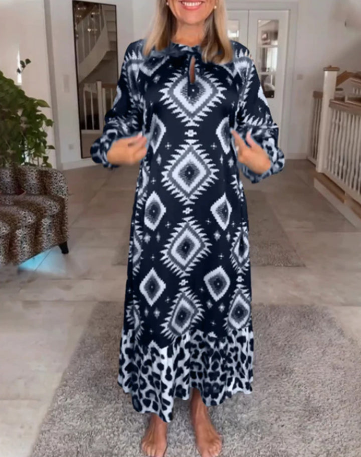 Damen nan fließendes Maxikleid mit Ethno‑Diamantprint, Schlüsselloch‑Ausschnitt und Kontrast‑Volant Echo Archiv