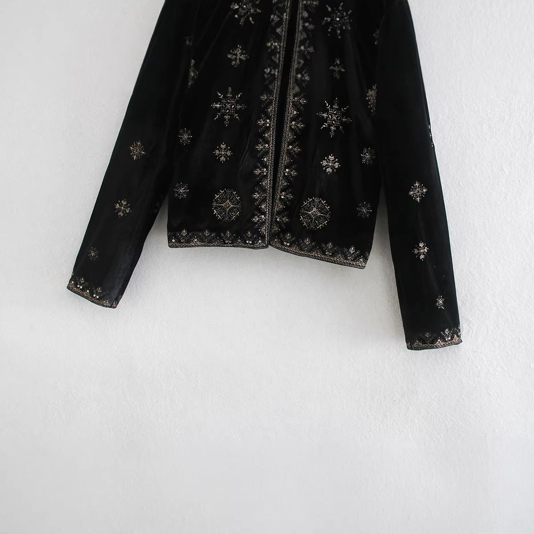 Damen Kurze bestickte Samtjacke mit Perlen- und Paillettenverzierung Echoarchiv