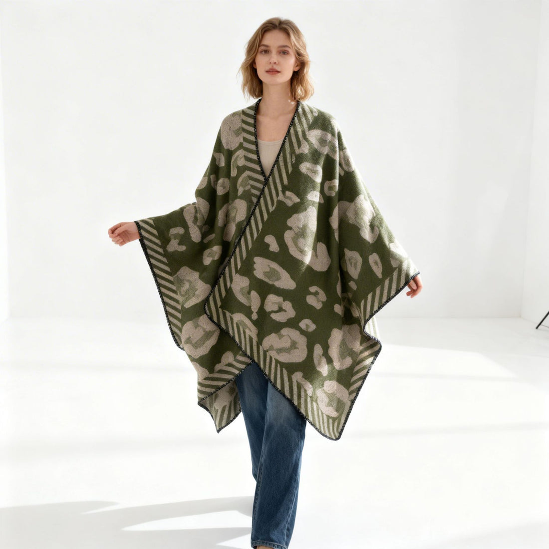 Damen Strukturierter Jacquard‑Capeponcho im Oversize‑Fall mit kontrastierter Kettelkante – Célinea