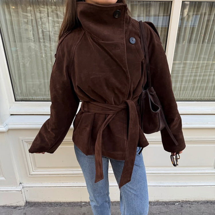 Damen Kurzjacke aus Veloursleder mit hohem Stehkragen und Bindegürtel Echoarchiv
