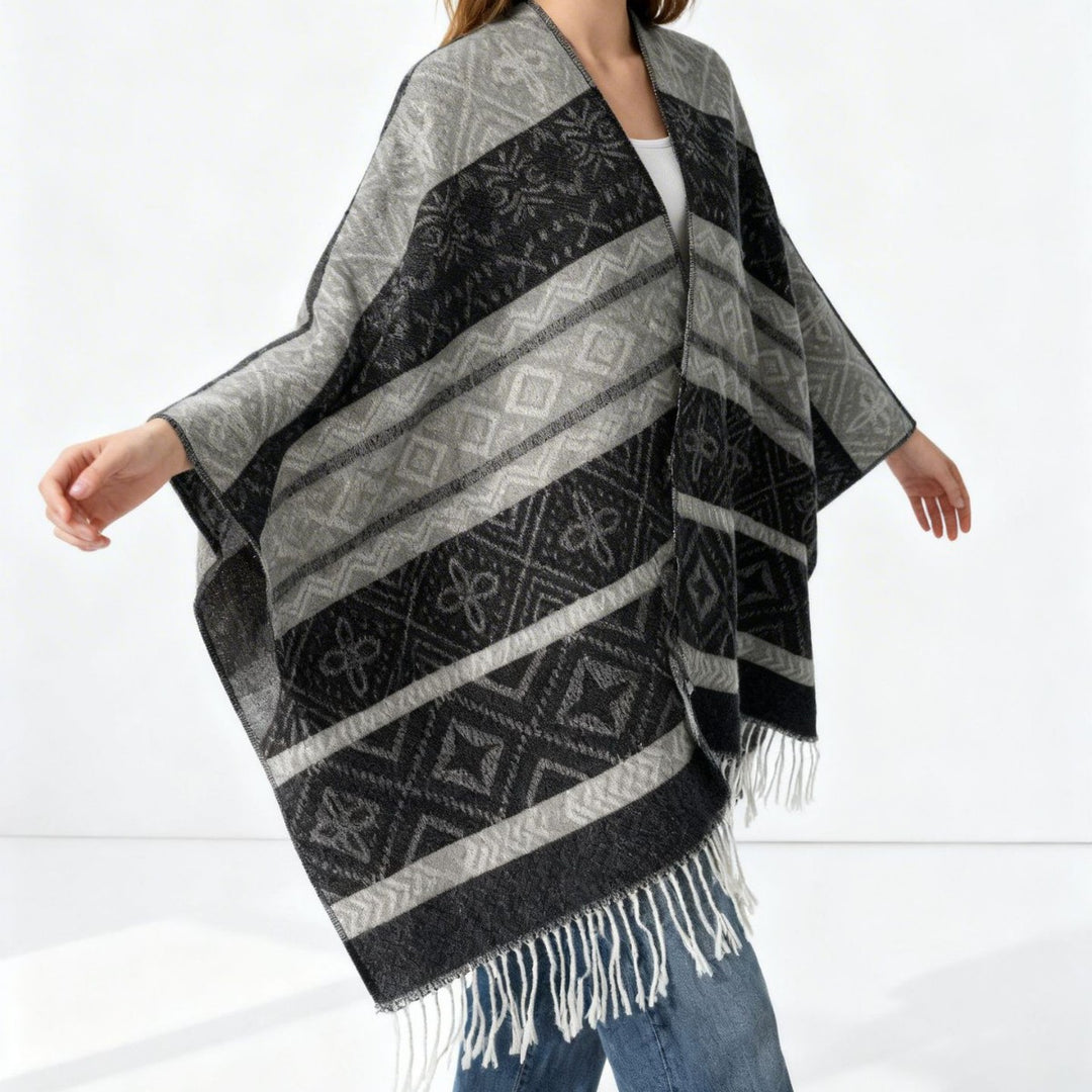 Damen Überwurfcape mit Jacquard‑Strick, V‑Ausschnitt und Fransensaum – Avérine
