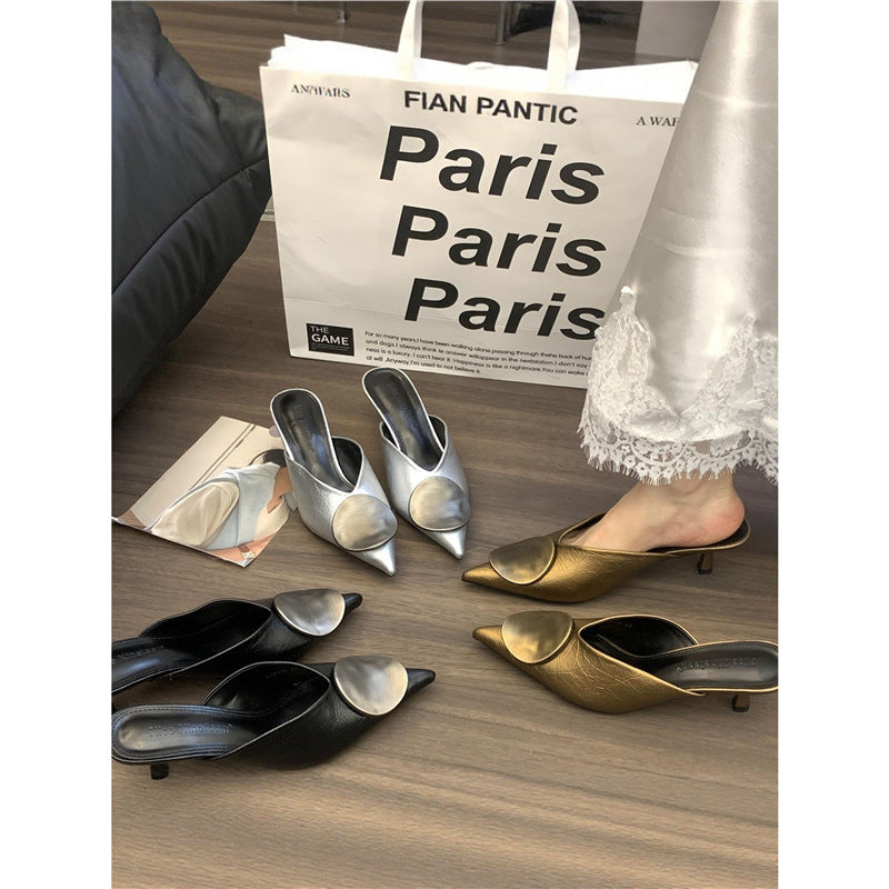 Damen Spitz zulaufende Kitten-Heel Mules mit Metallapplikation Echo Archiv