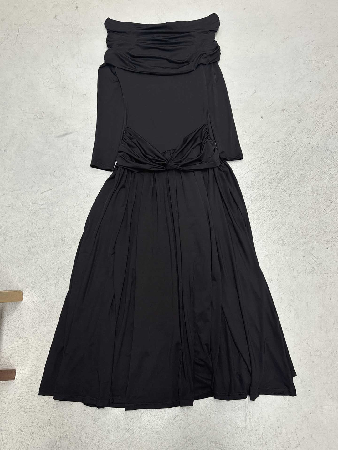 Damen Elegantes Langkleid mit gekreuztem Tailleneinsatz und schulterfreiem Ausschnitt Echo Archiv