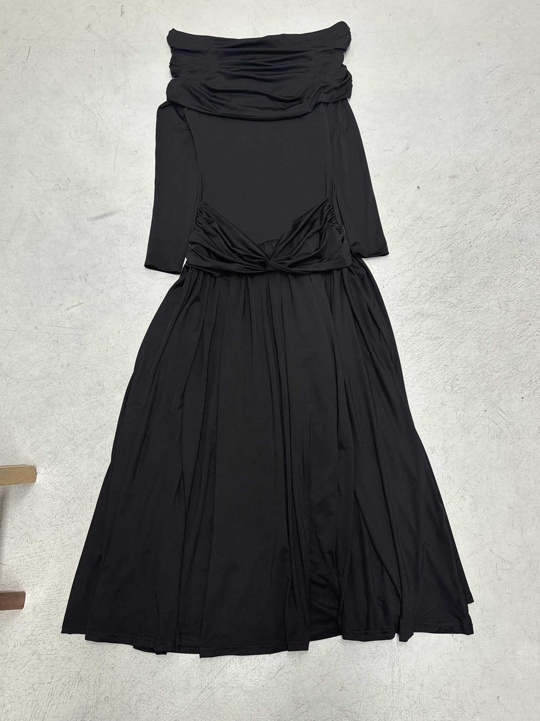Damen Elegantes Langkleid mit gekreuztem Tailleneinsatz und schulterfreiem Ausschnitt – Élara