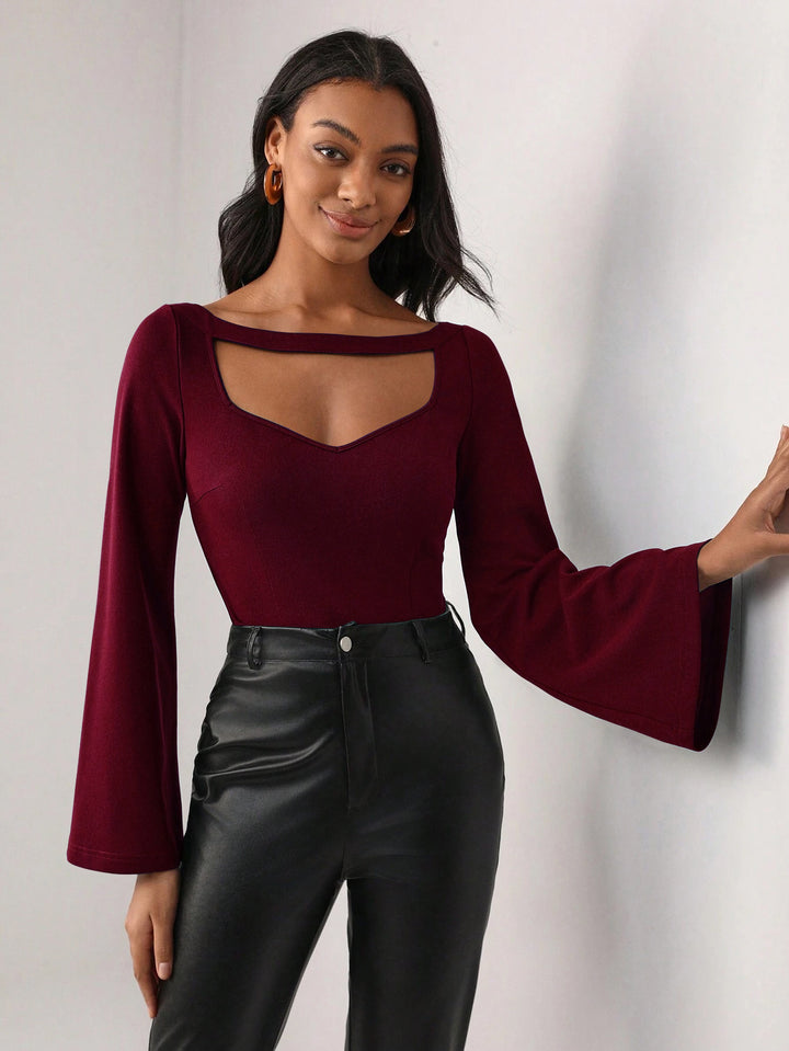 Damen figurbetontes Oberteil mit Cut-Out-Ausschnitt und Glockenärmeln – Avérine