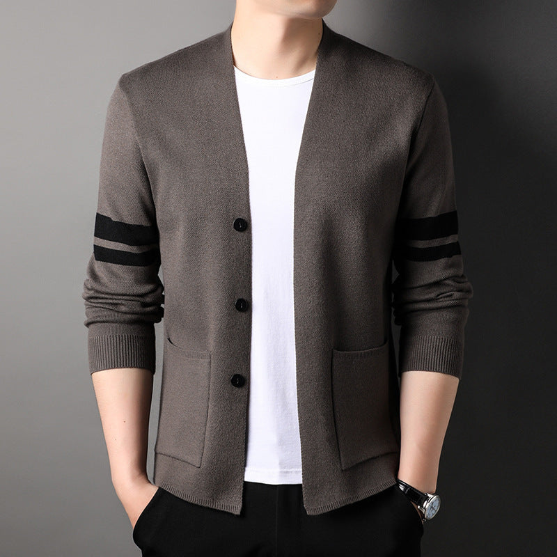Herren modische Strickjacke mit eleganten Kontraststreifen und praktischen Taschen Echoarchiv