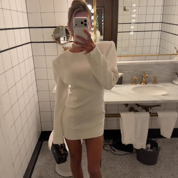 Damen Figurbetontes Mini-Kleid mit betonten Schultern und aufgesetzten Taschen Echo Archiv