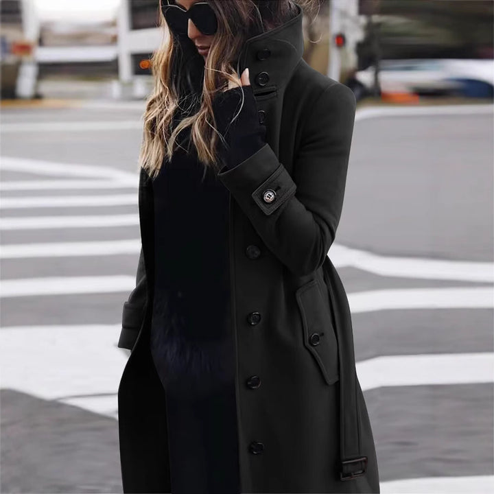Damen modischer Trenchcoat mit hohem Kragen und eleganten Knopfdetails Echoarchiv