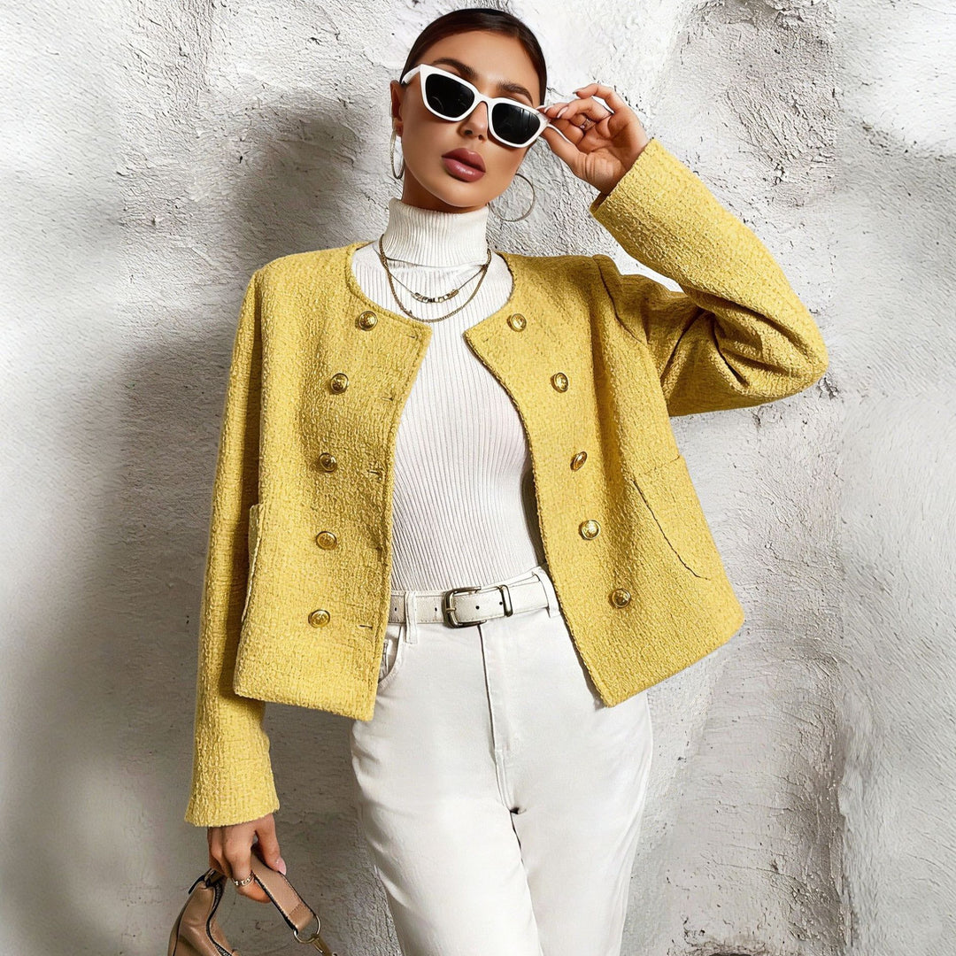 Damen Kurzjacke aus Bouclé mit doppelreihiger Knopfleiste und aufgesetzten Taschen – Célinea