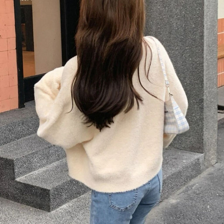 Damen Kurzgeschnittener Flauschiger Strickcardigan mit Perlenknöpfen – Veloura