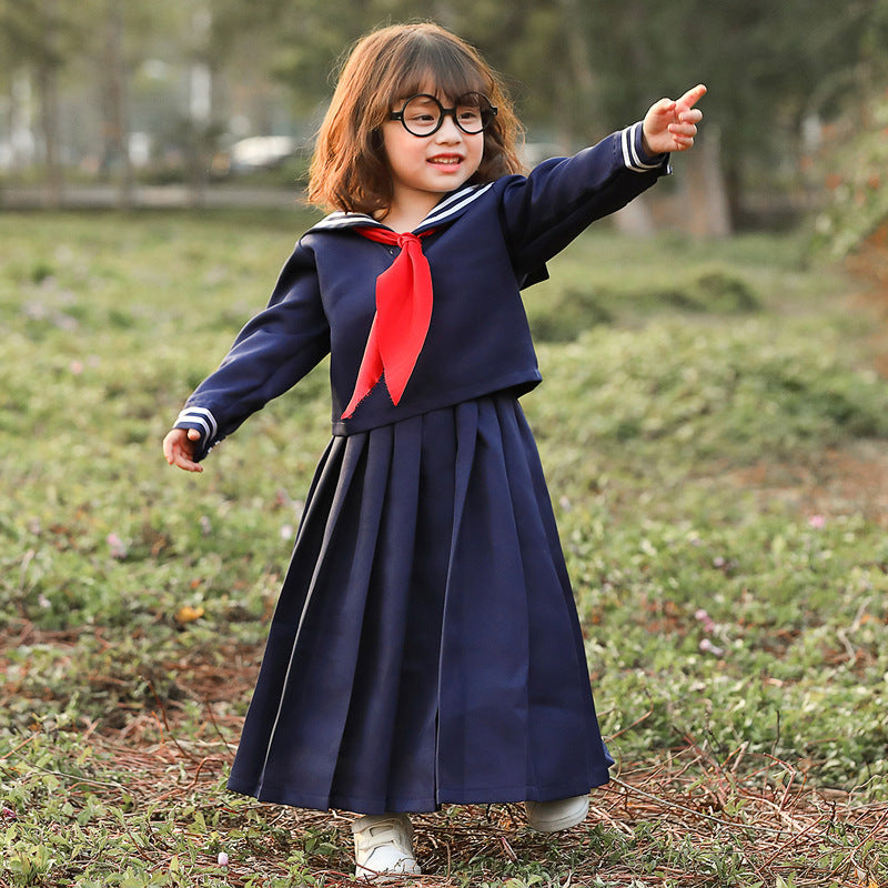 Mädchen Matrosenkleid mit großem Kragen und rotem Halstuch Echo Archiv