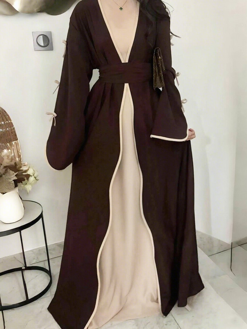 Damen nan elegante Abaya-Kaftan mit weitem Trompetenärmel, kontrastierender Passe und Wickelgürtel Echo Archiv