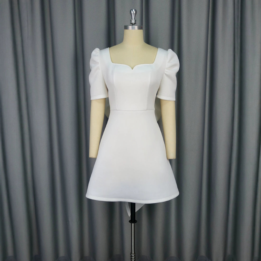 Damen Kleid mit voluminösen Puffärmeln und dekorativem Schleifendesign – Élara
