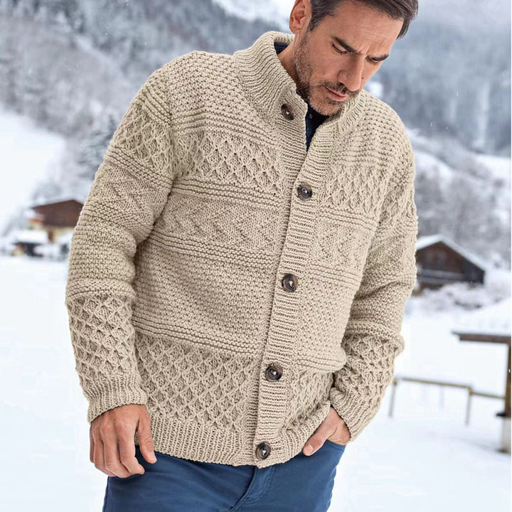 Herren Strickjacke mit aufwendigen Zopfmuster und hoher Kragen Echoarchiv