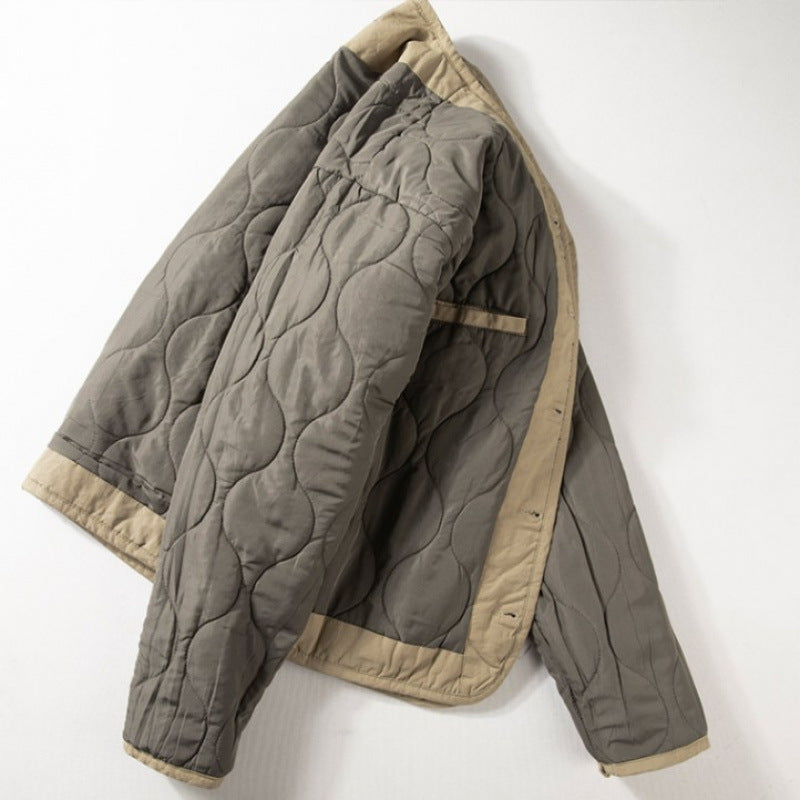 Herren Leichte gesteppte kragenlose Übergangsjacke mit Knopfleiste und aufgesetzten Taschen Echoarchiv
