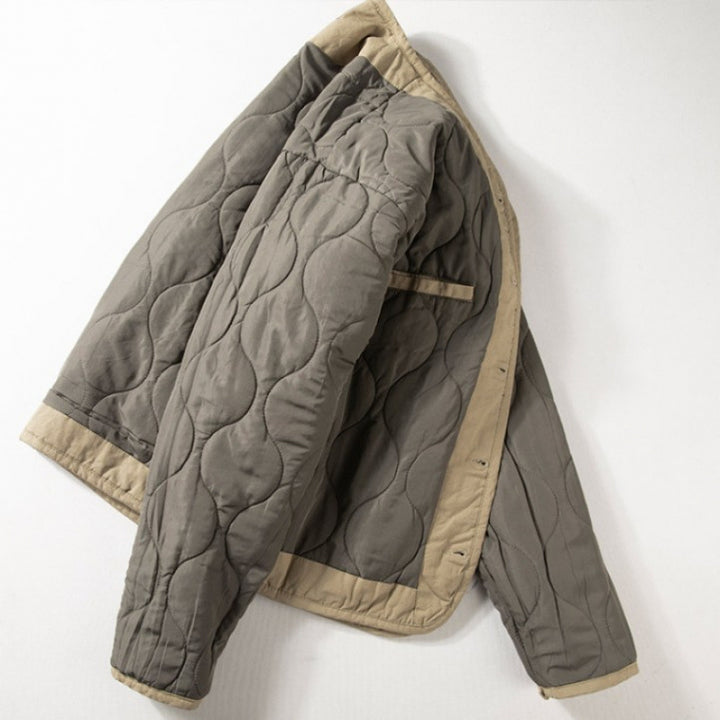 Herren Leichte gesteppte kragenlose Übergangsjacke mit Knopfleiste und aufgesetzten Taschen Echoarchiv